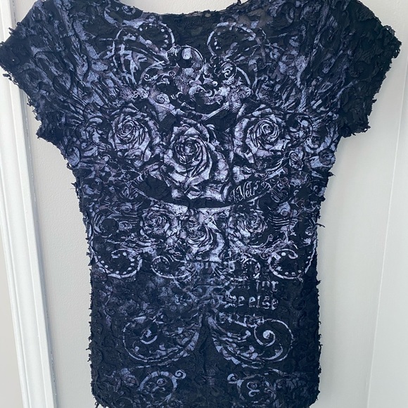 In Vein • Black short sleeve shirt w roses print - Picture 8 of 8